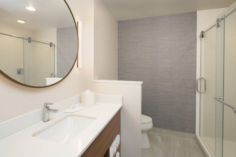 King Suite with Sofa Bed and Adapted Tub - Mobility and Hearing Accessible interior